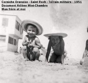 PLAGE DE ST ROCH 4 avec nos beaux chapeaux a rayures bleues claires et blanches
